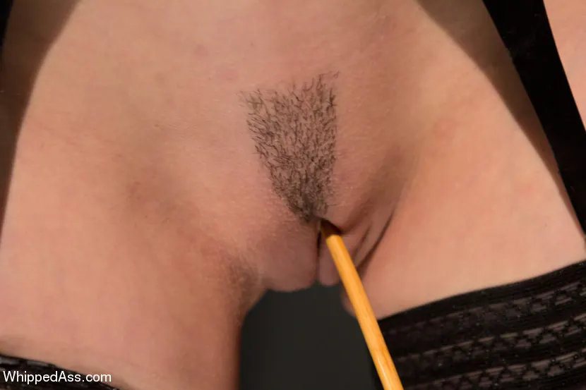 Annika - ¡Una sumisa sexy que vive en un estilo de vida sufre sexo lésbico duro y pervertido! | Picture (2)