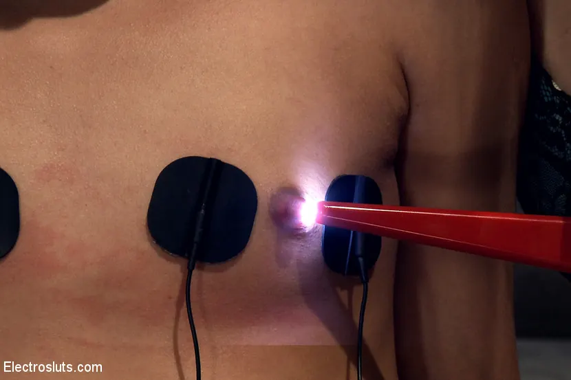 Eva Fenix - La novia curiosa: una cornuda electrolésbicaUn reality de electrosluts | Picture (11)
