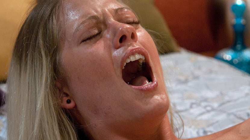 Three FuckingMachines Plug Holly Heart Air Tight and Send Her Into Cum Space