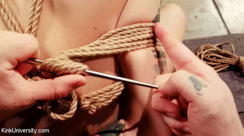 Bondage sádico con cuerdas: juego doloroso con cuerdas