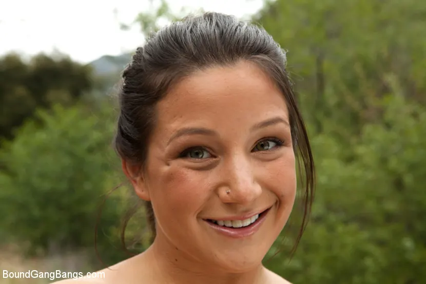Charity Bangs - Campista tetona recibe una creampie sorpresa | Picture (1)
