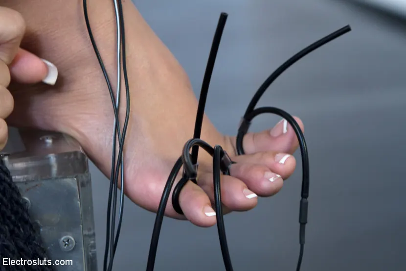 Kristina Rose - Pequeña zorra come chorro mientras le dan descargas eléctricas en los pies | Picture (10)