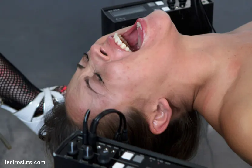 Kristina Rose - Pequeña zorra come chorro mientras le dan descargas eléctricas en los pies | Picture (12)