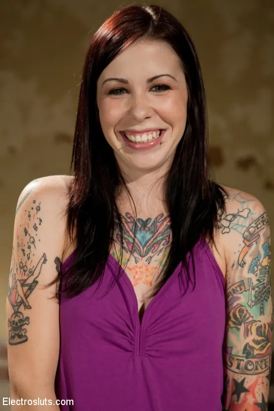 Krysta Kaos - ¡Una linda tatuada recibe una electro-cogida! | Picture (17)