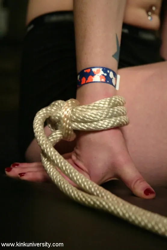 Madison Young - Los dos chicos nudosos comparten algunos conceptos básicos de bondage con cuerdas | Picture (3)