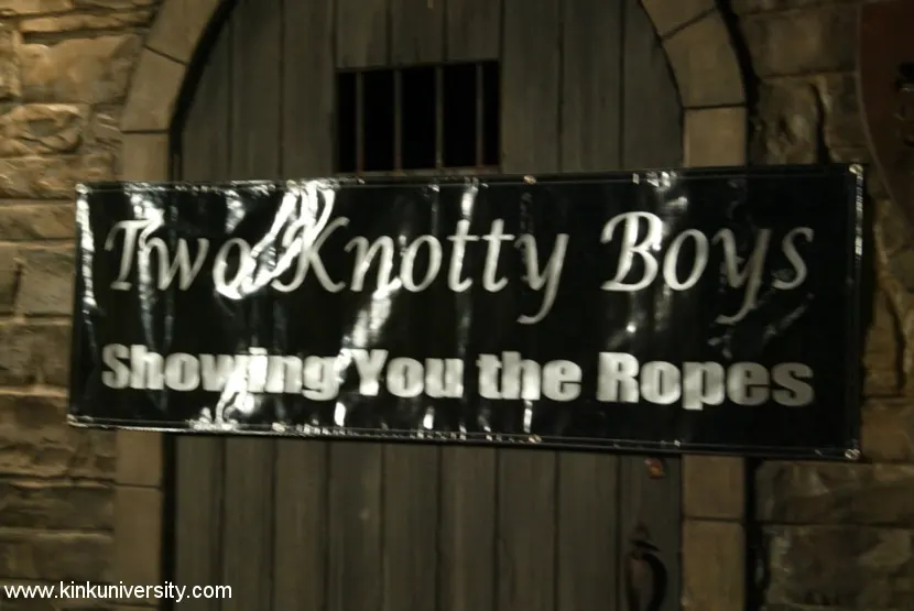 Madison Young - Los dos chicos nudosos comparten algunos conceptos básicos de bondage con cuerdas | Picture (4)