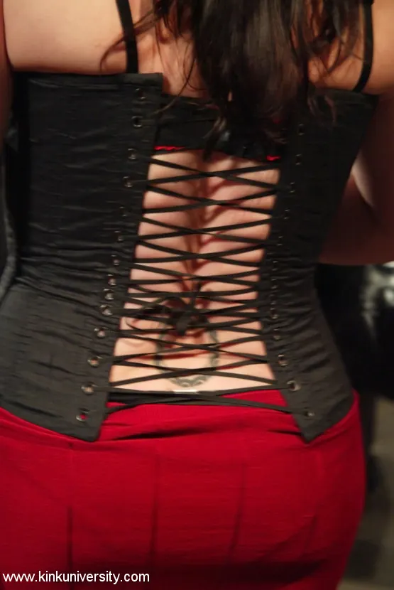 Madison Young - Los dos chicos nudosos comparten algunos conceptos básicos de bondage con cuerdas | Picture (5)