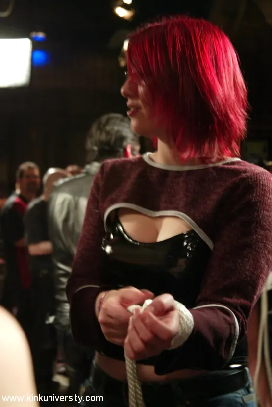 Madison Young - Los dos chicos nudosos comparten algunos conceptos básicos de bondage con cuerdas | Picture (9)