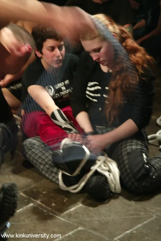 Madison Young - Los dos chicos nudosos comparten algunos conceptos básicos de bondage con cuerdas | Picture (21)