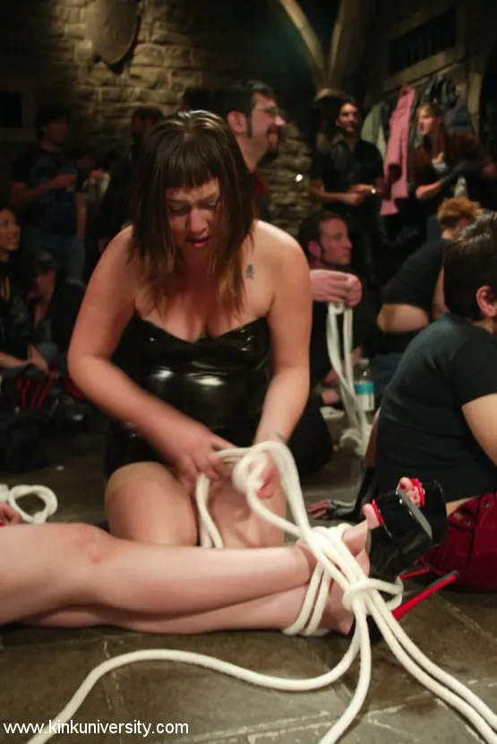 Madison Young - Los dos chicos nudosos comparten algunos conceptos básicos de bondage con cuerdas | Picture (23)