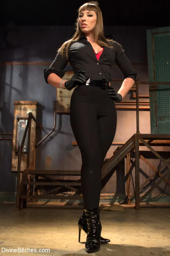 Mistress Kara - Sus músculos, su placer | Picture (2)