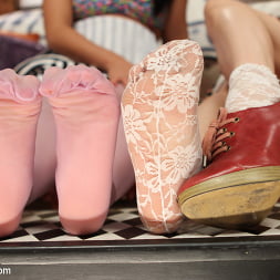 Adoración de pies y trabajo con los pies en la zapatería
