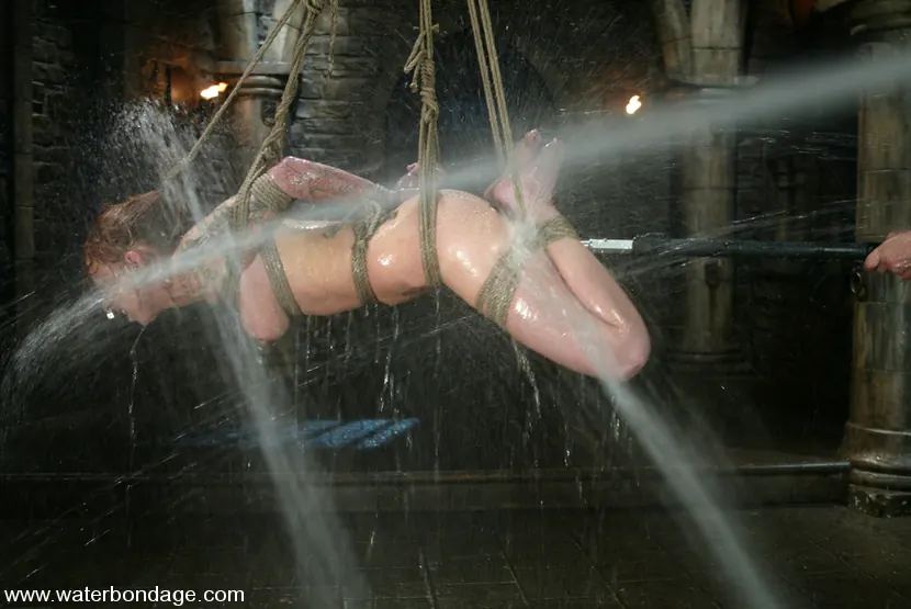 Scarlett Pain - ¡Scarlett Pain se introduce al Waterbondage! | Picture (5)