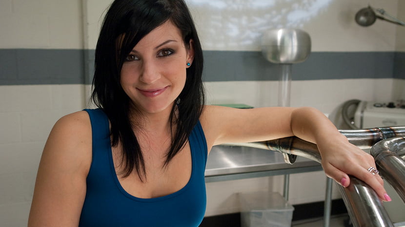 Earth Girls are Easy To Make Cum